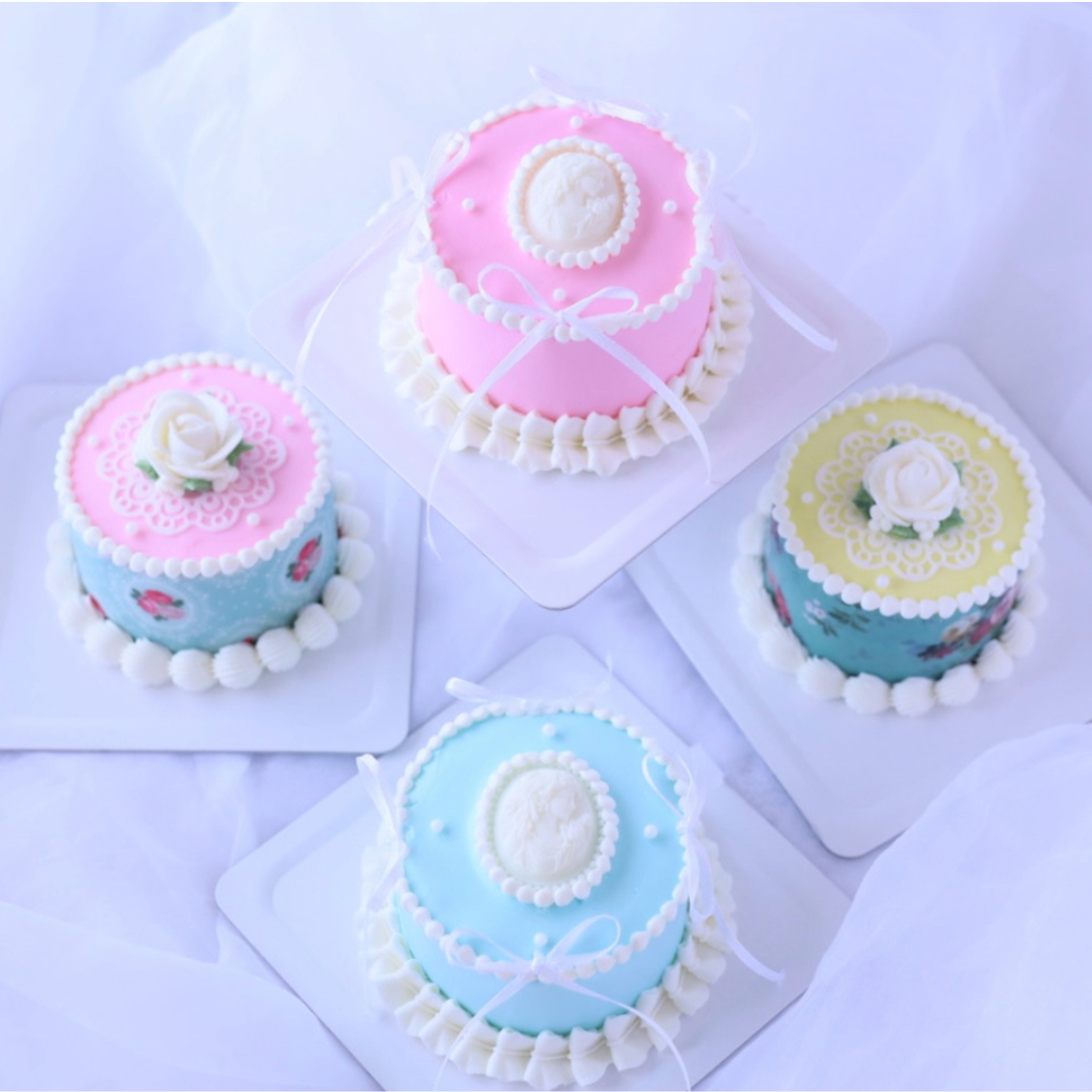 カメオとフリルのケーキ　ティファニーブルー3号サイズ